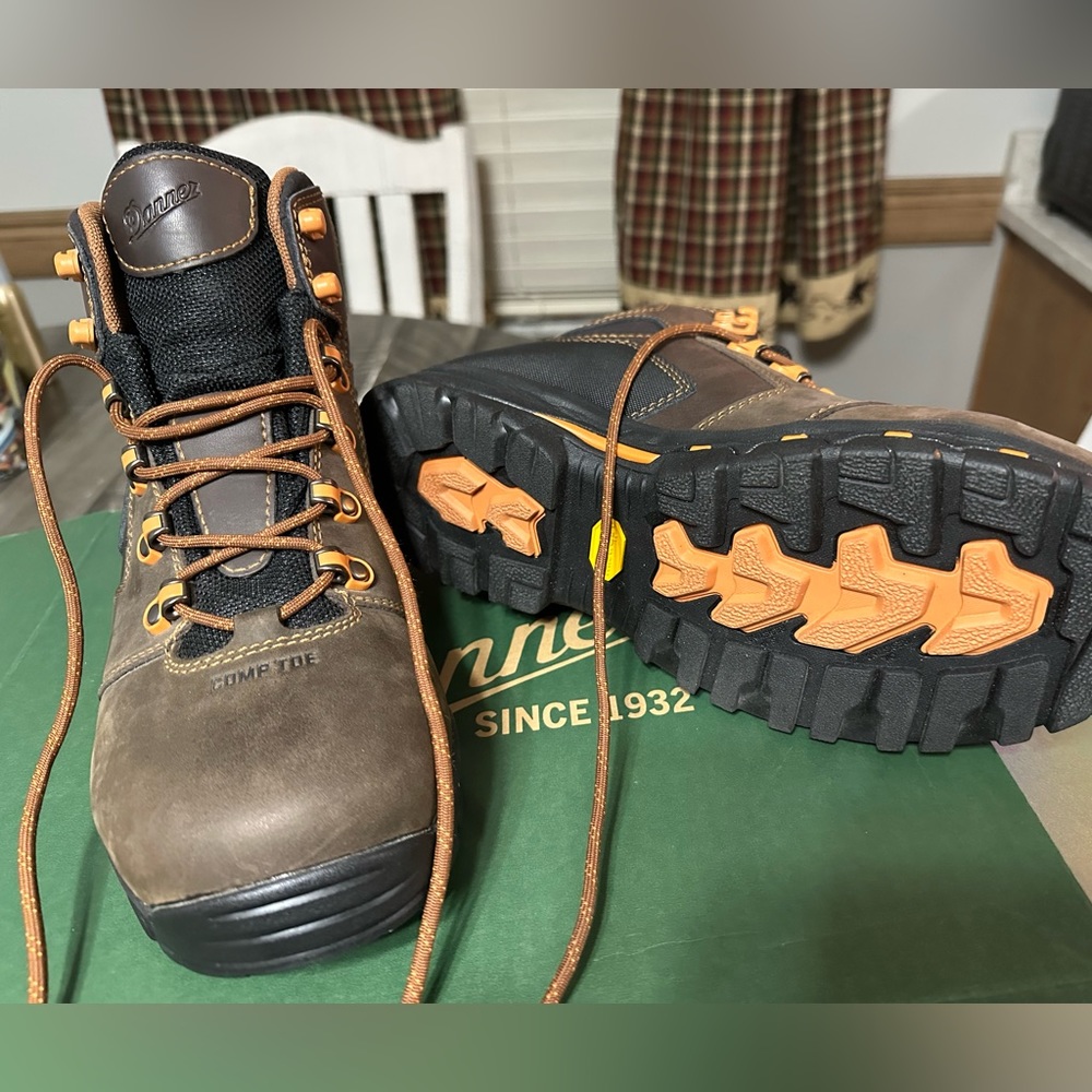 Brand new men’s Danner steel toe boots size 81/2